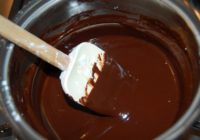 Šokolādīgā kakao pulvera glazūra kūkām-kūciņām