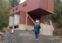 Sieviete savienoja četrus kravas konteinerus, lai izveidotu sev superīgu māju