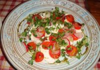Klasiskie mocarellas salāti ar ķirštomātiņiem un redīsiem