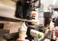 Kāds McDonald’s darbinieks parādīja, kādēļ labāk nepirkt saldējuma radziņus – labāk būtu neredzējuši