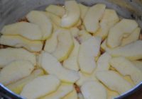 Glāze cukura, glāze miltu, āboli – un ābolu pīrāgs gatavs