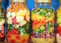 Četras salātu receptes burciņā – ideāli līdzņemšanai!
