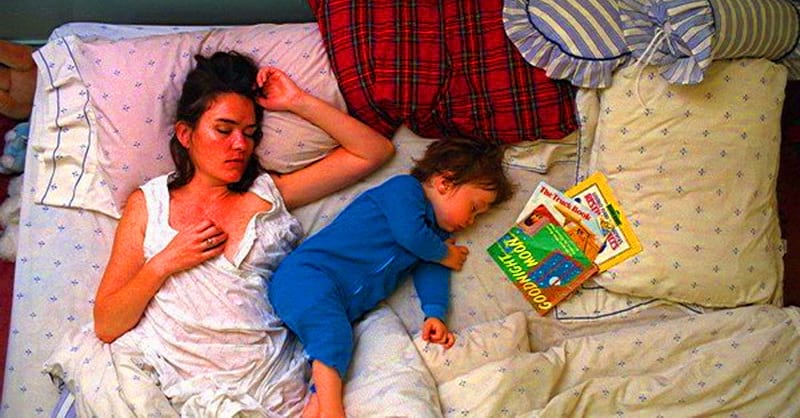 Мамки ночью спят. Мама с ребенком сон. Ребенок в кровати с родителями. Уставшая мама с детьми. Уложить ребенка спать.
