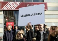 Vairāki simti cilvēku piketē pret bedrainajām Rīgas ielām un rosinās atlaist domi