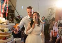Fotogrāfs speciāli uzņēma neglītas bildes, lai parādītu kāzu patieso “burvību”