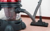 Kā ātri un lēti notīrīt paklājus no veciem traipiem; efektīvs līdzeklis ko var pagatavot mājās